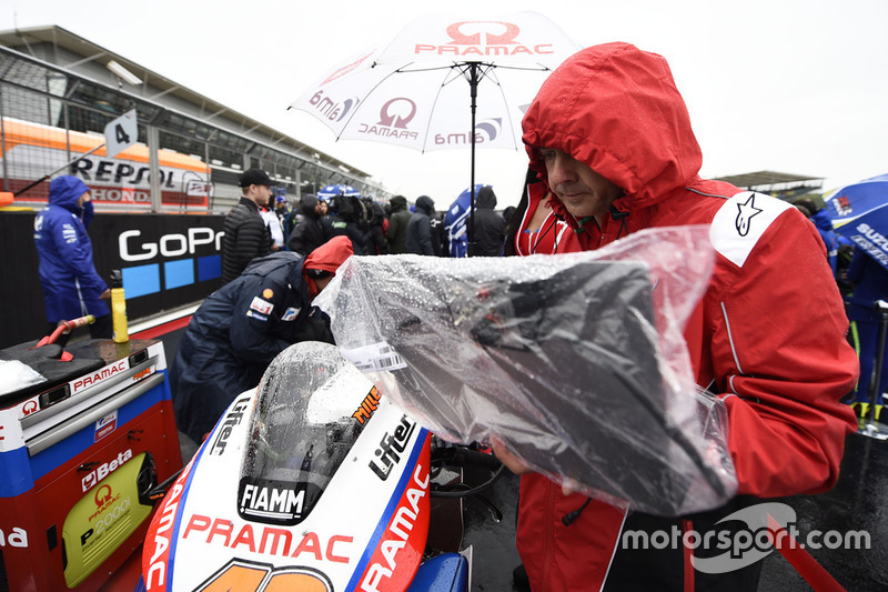 Miembro del Pramac Ducati cubre la moto