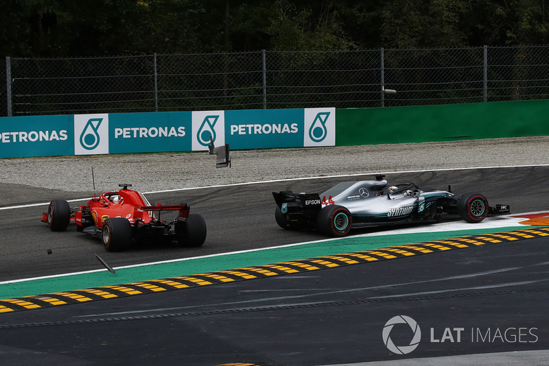 Vettel and Hamilton ilk turda çarpışıyor