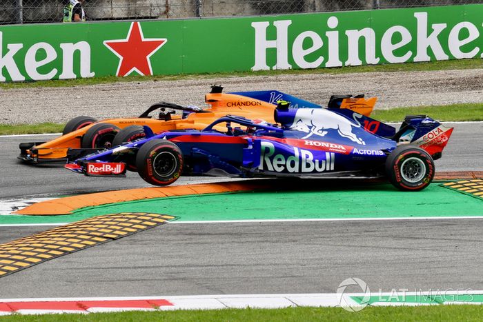 Fernando Alonso, McLaren MCL33 y Pierre Gasly, Scuderia Toro Rosso STR13 pelean