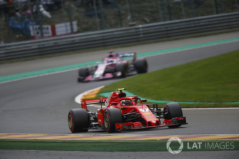 Kimi Raikkonen, Ferrari SF71H, devant Sergio Perez, Racing Point Force India VJM11