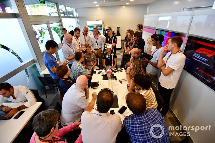 Esteban Ocon, Racing Point Force India F1 Team con los medios