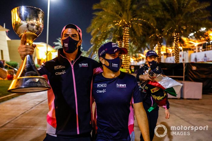 Sergio Pérez, Racing Point, 1er puesto, recorre el paddock con su trofeo