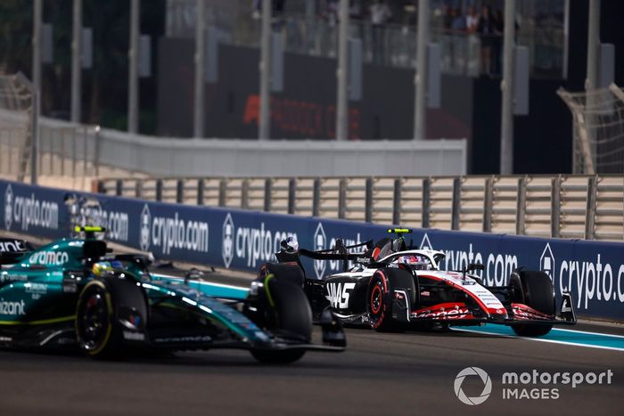 Fernando Alonso, Aston Martin AMR23, pasa mientras Nico Hulkenberg, Haas VF-23, se detiene tras un accidente en la FP2.