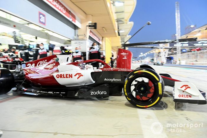 Guanyu Zhou, Alfa Romeo C42, sale del garaje