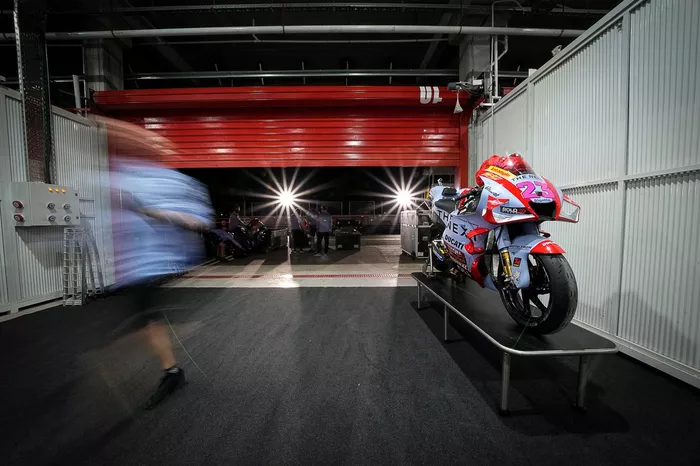 Llegada de carga de los equipos de MotoGP al circuito