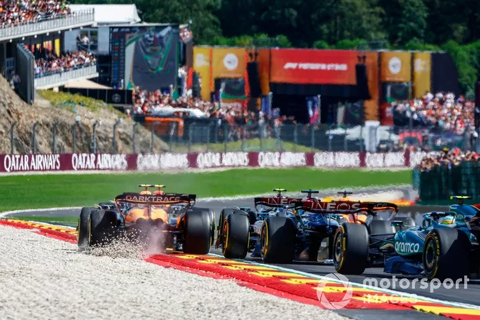 Lando Norris, McLaren MCL38, se queda con una rueda en la grava en la salida