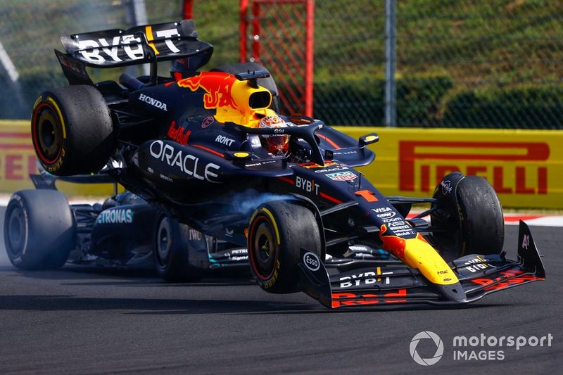 Max Verstappen, Red Bull Racing RB20, Lewis Hamilton, Mercedes F1 W15, entrent en collision.