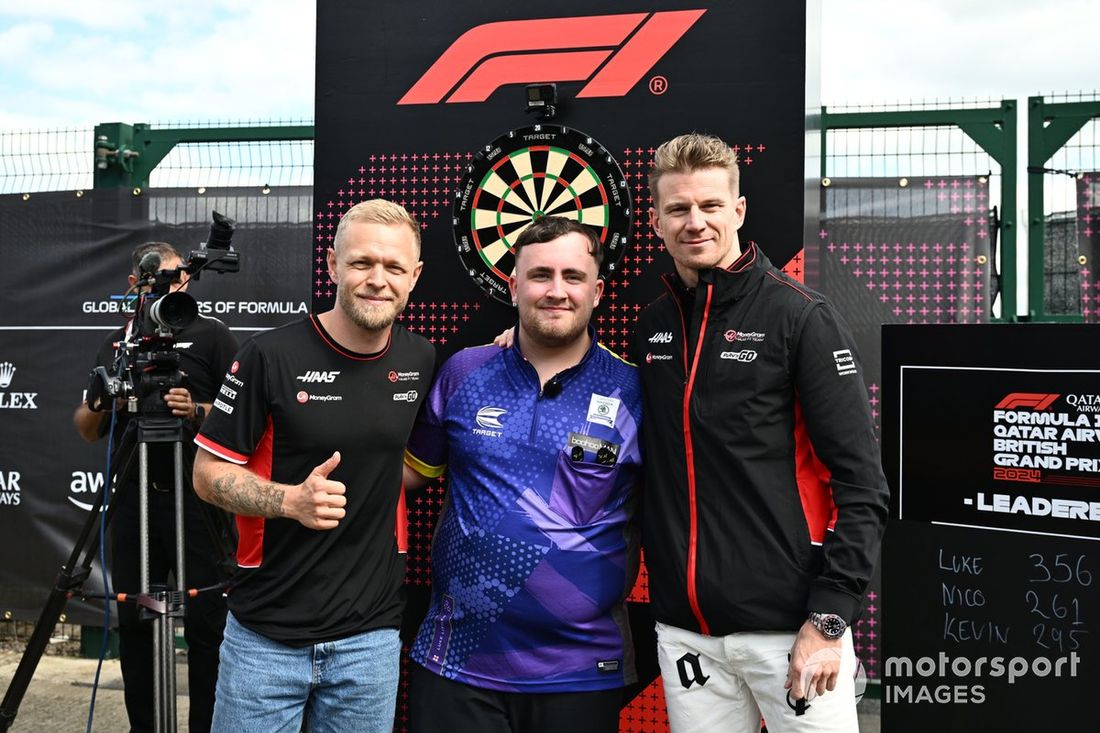 Luke Littler, angielski gracz w rzutki, z Kevinem Magnussenem, Haas F1 Team 