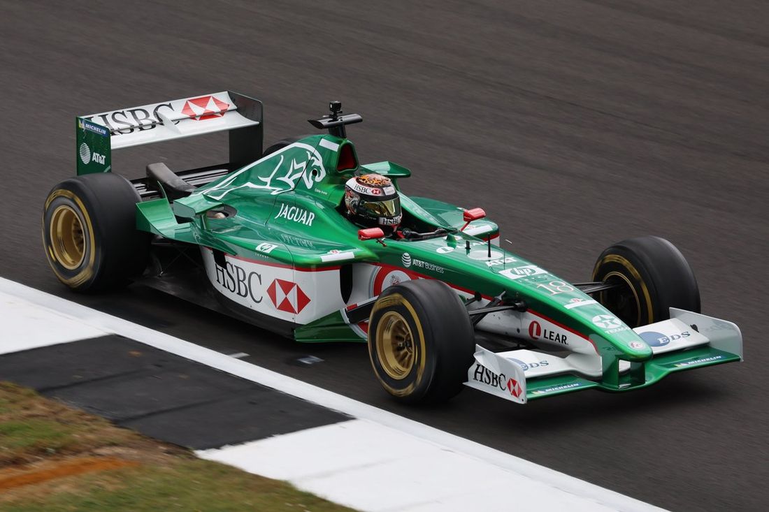 Jaguar R2 Cosworth z 2001 roku bierze udział w pokazie historycznych bolidów F1