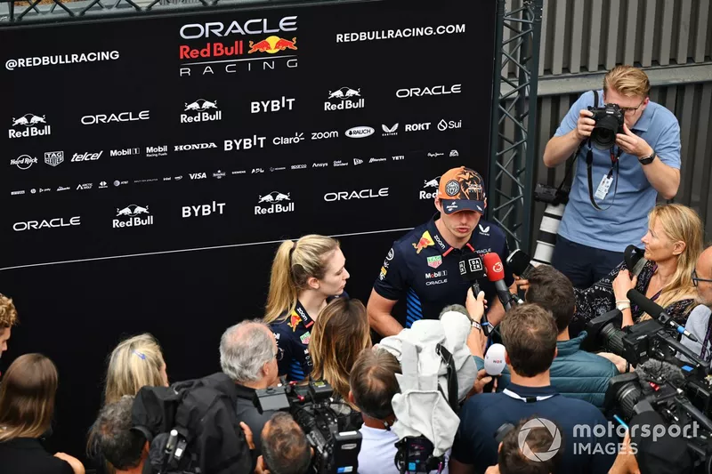 Max Verstappen, Red Bull Racing, s'adresse aux médias 