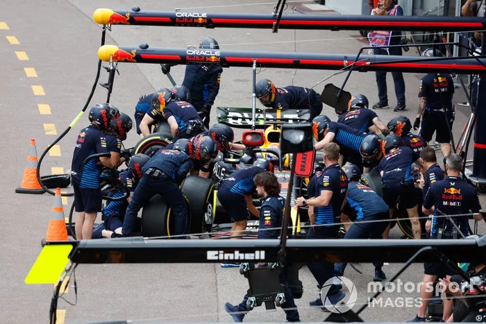 Parada en boxes de Max Verstappen, Red Bull Racing RB20, durante la FP1