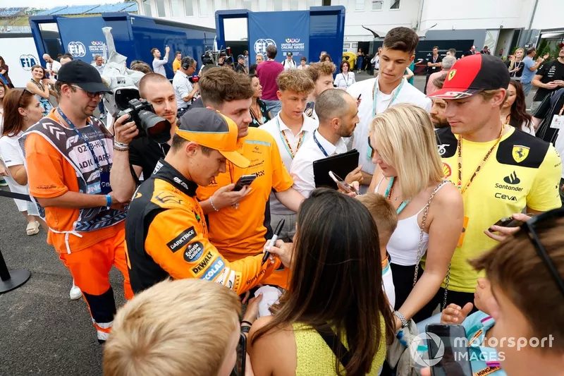 Kutup adamı Lando Norris, McLaren F1 Takımı, hayranları için imza dağıttı