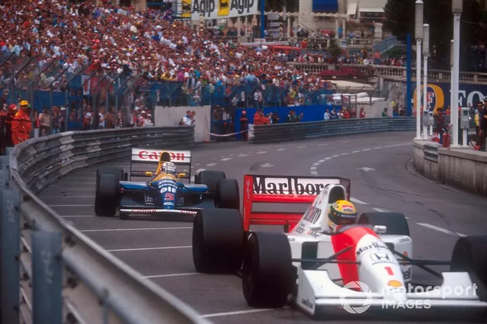 Ayrton Senna, McLaren MP4/7A Honda, devant Nigel Mansell, Williams FW14B Renault