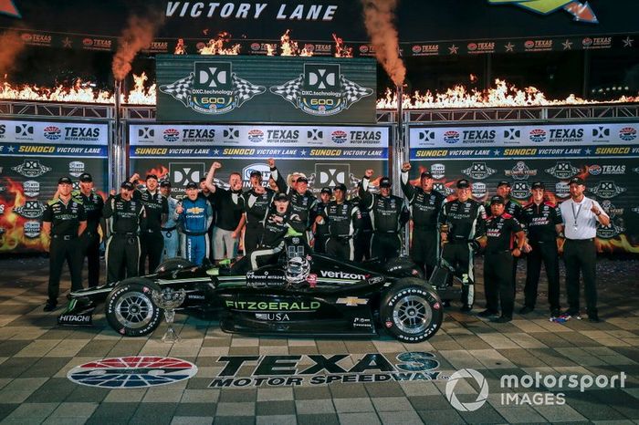 Ganador Josef Newgarden, Team Penske Chevrolet celebra en victory lane con el equipo