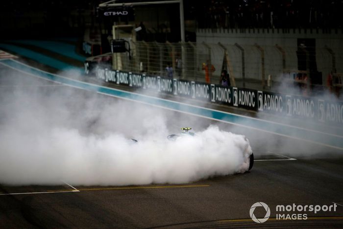 Sebastian Vettel, Aston Martin AMR22, realiza donuts en la parrilla al final de la carrera