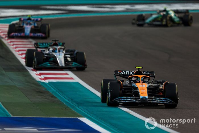 Lando Norris, McLaren MCL36, George Russell, Mercedes W13
