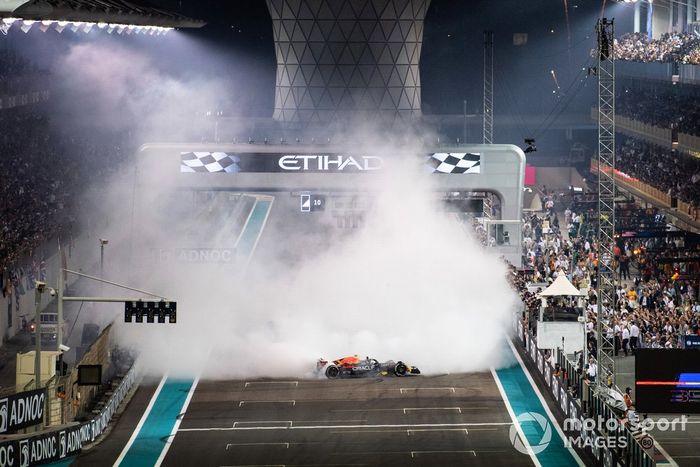 Se realizan donuts para celebrar el final de la carrera