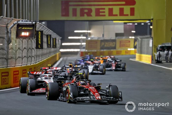 Zhou Guanyu, Alfa Romeo C43, Kevin Magnussen, Haas VF-23, Nico Hulkenberg, Haas VF-23