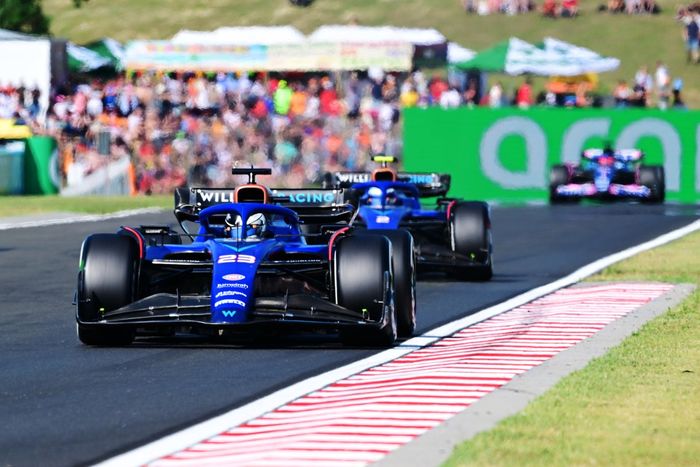 Alex Albon, Williams FW45, Logan Sargeant, Williams FW45