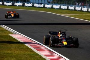 Max Verstappen, Red Bull Racing RB19, Oscar Piastri, McLaren MCL60