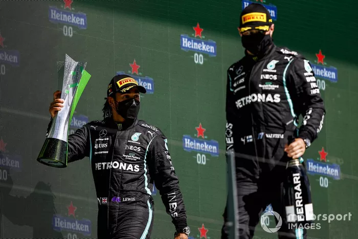 Podio: ganador de la carrera Lewis Hamilton, Mercedes, y el tercer lugar Valtteri Bottas, Mercedes