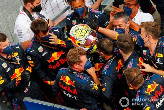 Ganador Max Verstappen, Red Bull Racing, celebra con su equipo en el Parc Ferme