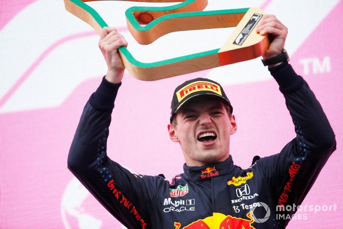 Podio: ganador de la carrera Max Verstappen