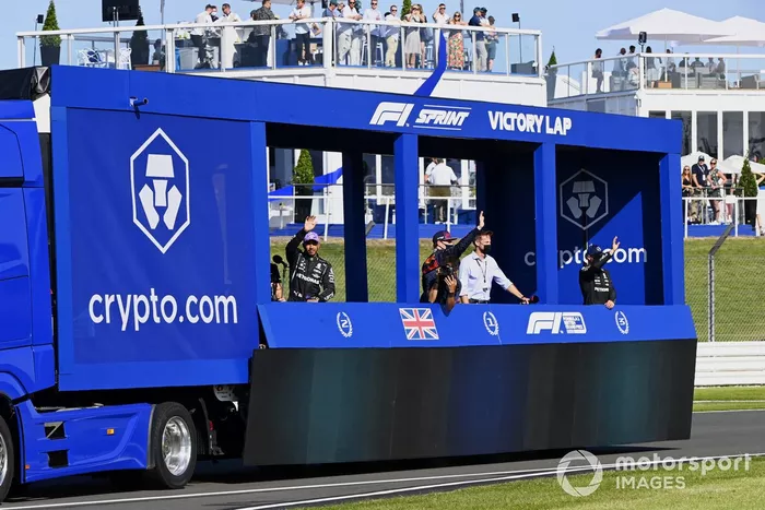 Primer lugar de la carrera Sprint Max Verstappen, Red Bull Racing, segundo lugar Lewis Hamilton, Mercedes y el tercer lugar Valtteri Bottas, Mercedes, recorren el circuito en el camión de la vuelta de la victoria tras la clasificación Sprint