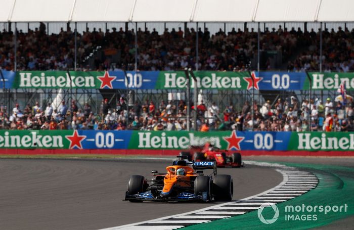 Daniel Ricciardo, McLaren MCL35M, Carlos Sainz Jr., Ferrari SF21