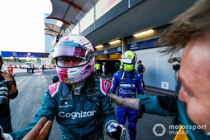 Sebastian Vettel, Aston Martin, 2ª posición, celebra en Parc Ferme
