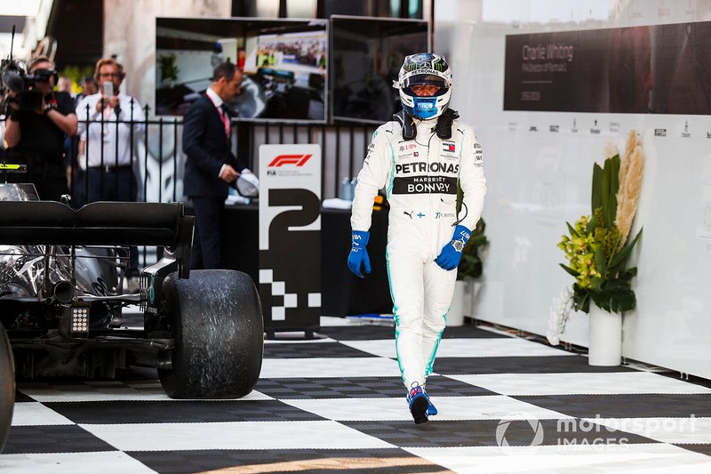 Валттери Боттас, Mercedes AMG F1, первое место, покидает машину после победы в гонке