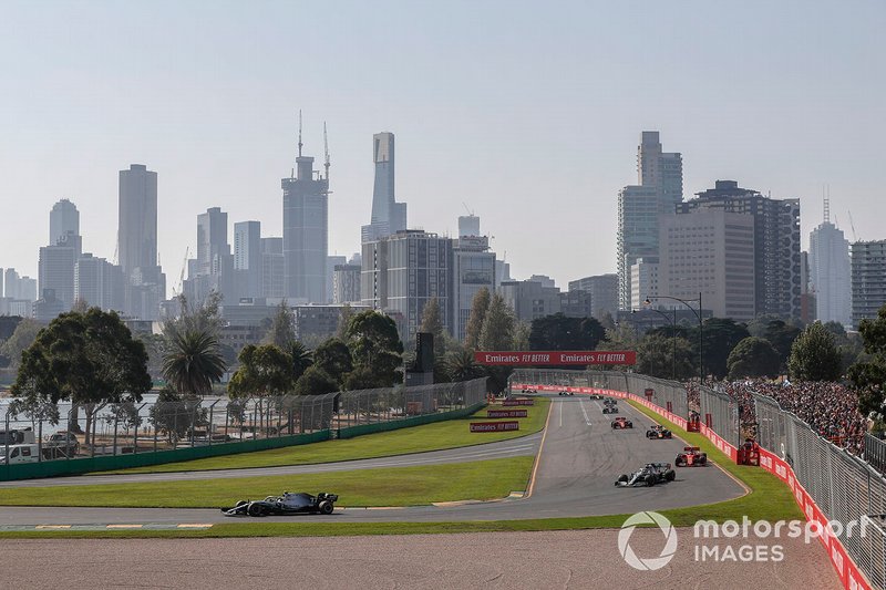 Valtteri Bottas, Mercedes AMG W10, memimpin balapan