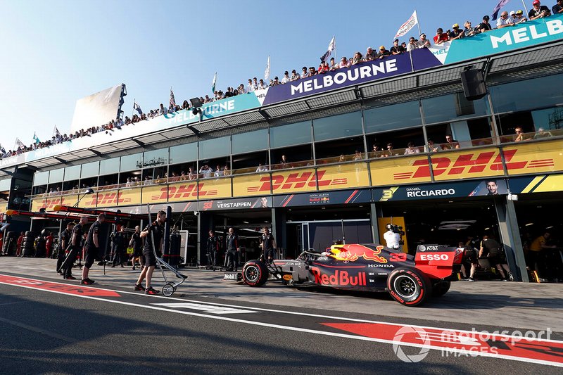 Max Verstappen, Red Bull Racing RB15, arriva al suo box