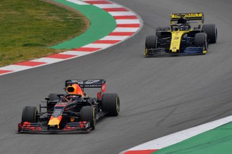 Max Verstappen, Red Bull Racing RB15 en Daniel Ricciardo, Renault F1 Team R.S. 19