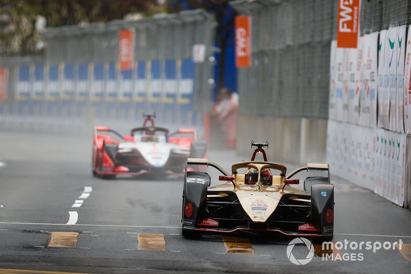 Jean-Eric Vergne, DS TECHEETAH, DS E-Tense FE19 leadsPascal Wehrlein, Mahindra Racing, M5 Electro