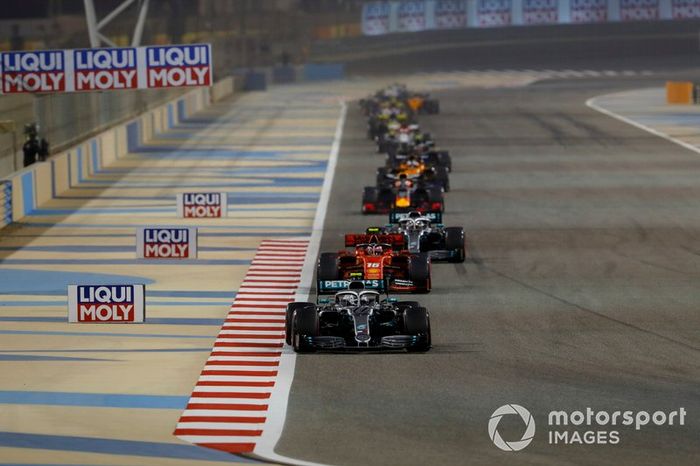 Valtteri Bottas, Mercedes AMG W10, Charles Leclerc, Ferrari SF90, y Lewis Hamilton, Mercedes AMG F1 W10