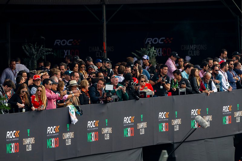 I tifosi osservano l'azione
