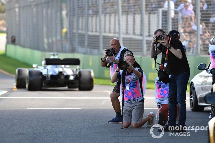 Los fotógrafos apuntan en el pit lane.