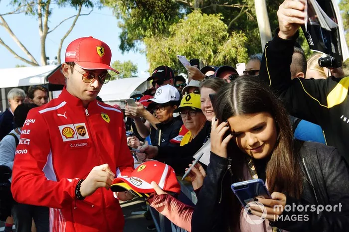 Charles Leclerc, Ferrari, firma autografi ai tifosi