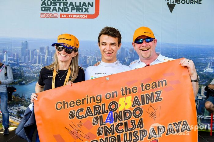Lando Norris, McLaren, posa con fans