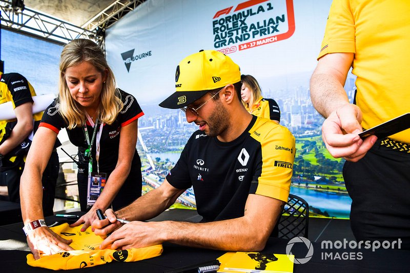 Daniel Ricciardo, Renault F1 Team signs autographs for fans