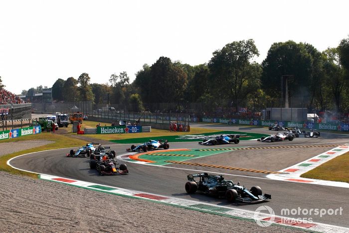 Lance Stroll, Aston Martin AMR21, Sergio Pérez, Red Bull Racing RB16B, Sebastian Vettel, Aston Martin AMR21