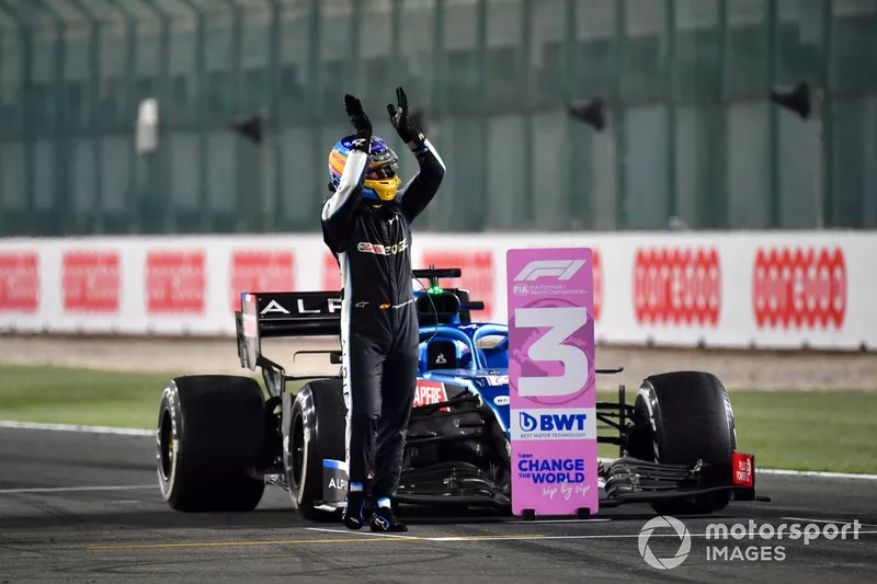 Fernando Alonso, Alpine A521, tercer clasificado del GP de Qatar, lo celebra en la recta principal