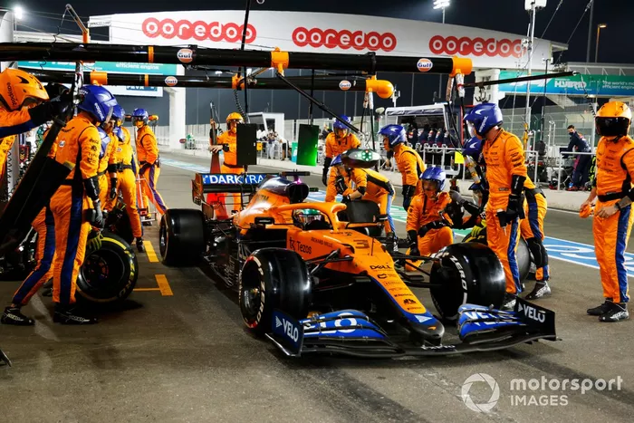 Daniel Ricciardo, McLaren MCL35M, en boxes