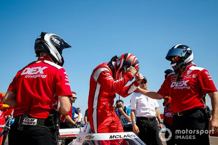 El piloto Scott McLaughlin, del Team Penske Chevrolet, celebra su pole position