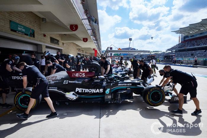 Lewis Hamilton volviendo al garaje con el Mercedes W12