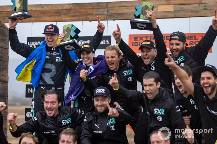 Johan Kristoffersson, Rosberg X Racing, y Molly Taylor, Rosberg X Racing, 1ª posición, celebran con Nico Rosberg, fundador y CEO, Rosberg X Racing, y el equipo en el podio