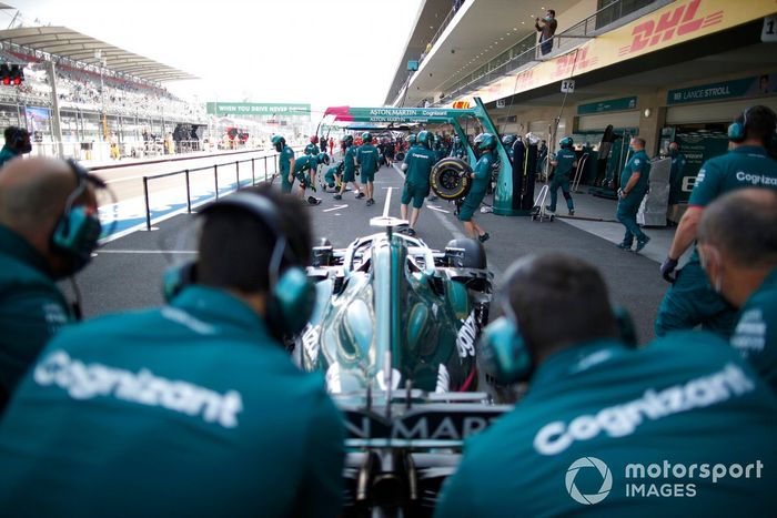 Práctica de parada en boxes de Aston Martin con el coche de Sebastian Vettel, Aston Martin AMR21