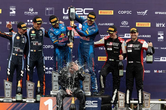 Podio: Ganadores Ott Tänak, Martin Järveoja, M-Sport Ford World Rally Team Ford Puma Rally1, segundo lugar Thierry Neuville, Martijn Wydaeghe, Hyundai World Rally Team Hyundai i20 N Rally1, tercer lugar Elfyn Evans, Scott Martin, Toyota Gazoo Racing WRT T