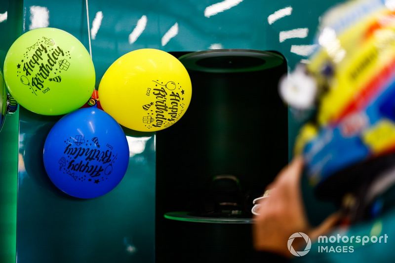 Globos en el garaje para Fernando Alonso, Aston Martin F1 Team, en su cumpleaños